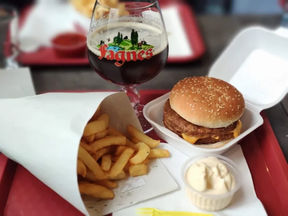 Cheeseburger, frites et bière
