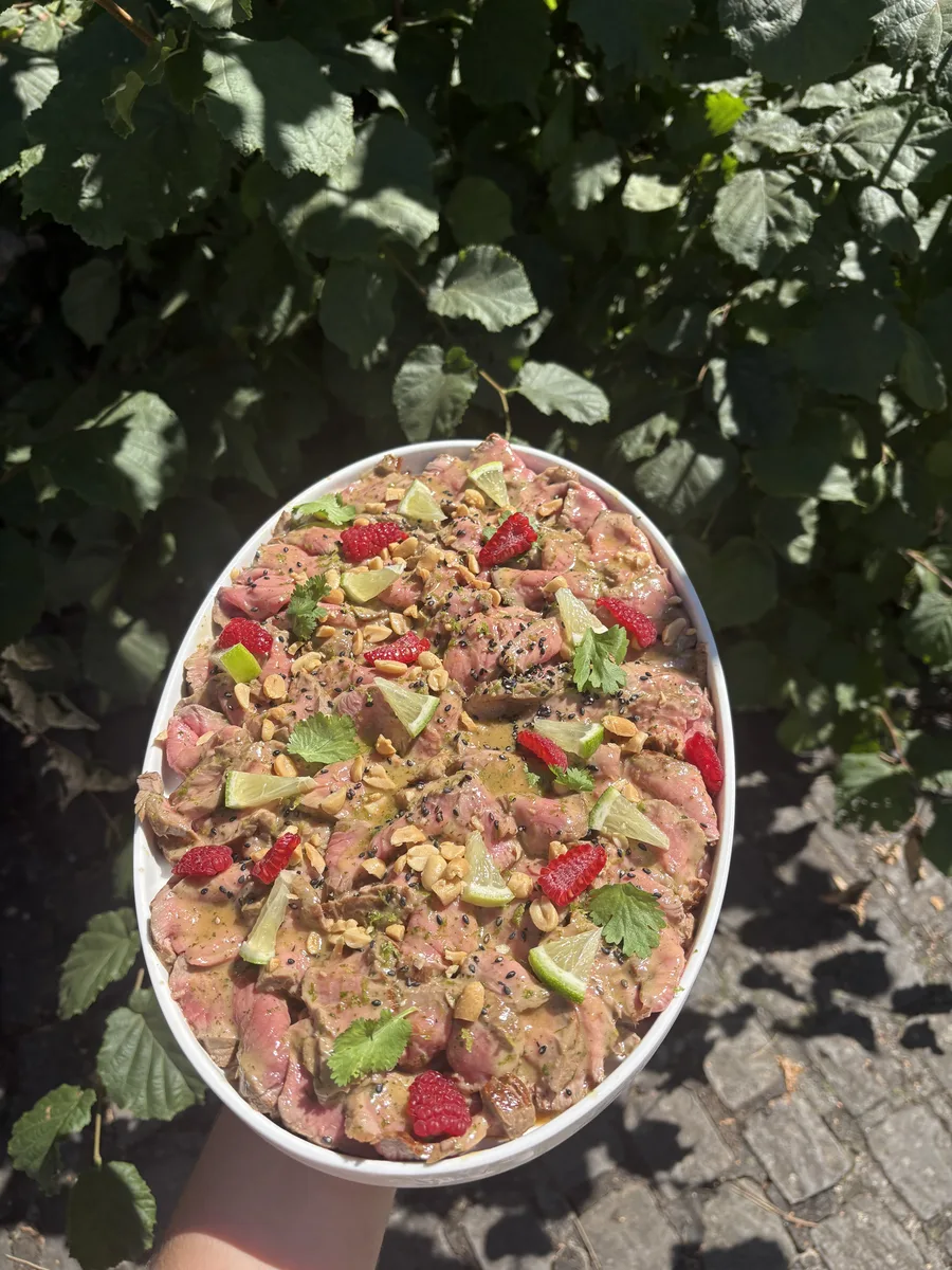 Plat de bœuf tranché, sauce aux cacahuètes, fraises et citron vert