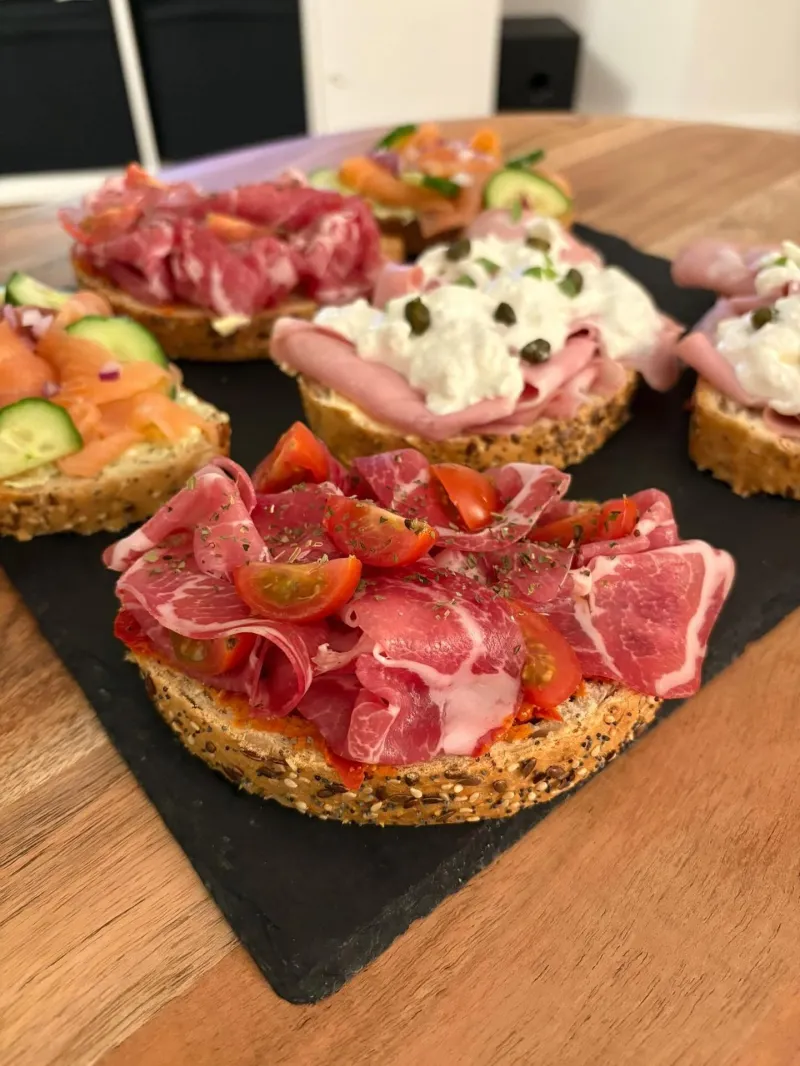 Assortiment de mises en bouche dressées à l'assiette