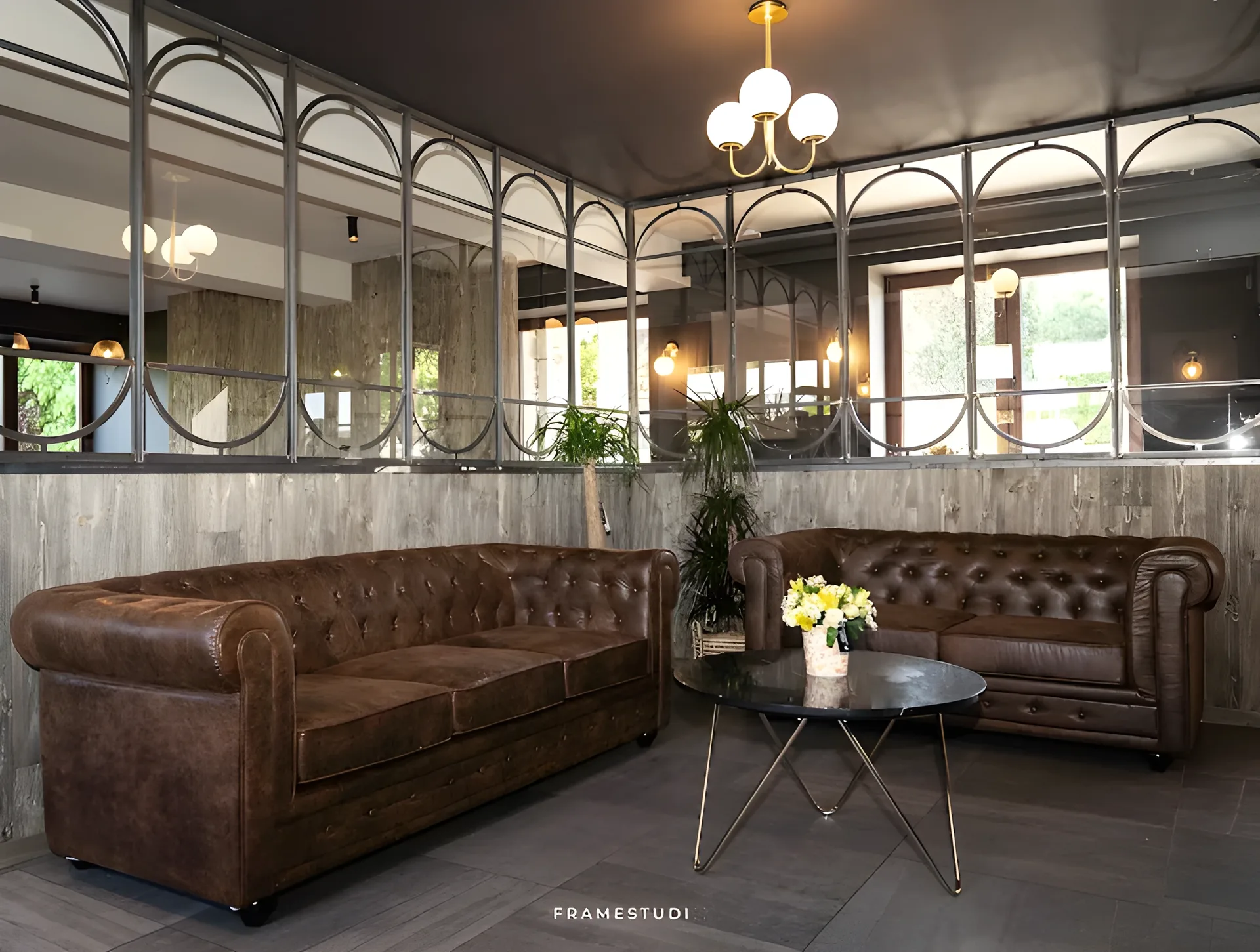 Le salon de Charlie's Bar-Restaurant à Gedinne : canapés Chesterfield en cuir et verrière