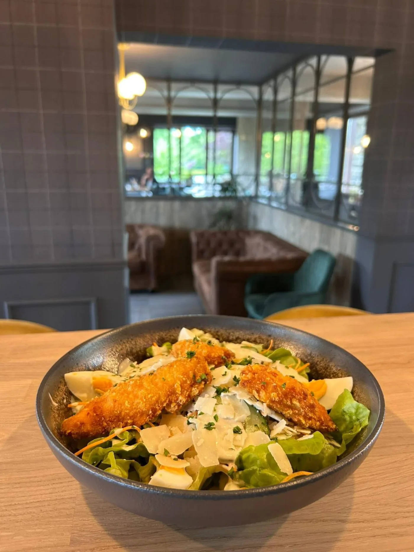 Salade César, poulet croustillant et parmesan — Charlie's Bar-Restaurant, Gedinne