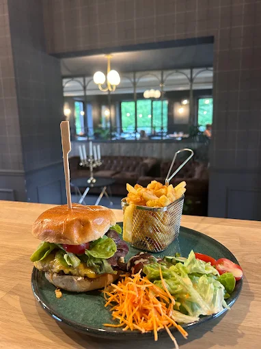 Burger maison, frites fraîches et crudités — Charlie's Bar-Restaurant, Gedinne