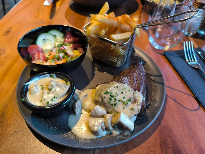 Steak sauce aux champignons, frites et salade fraîche — Charlie's Bar-Restaurant, Gedinne