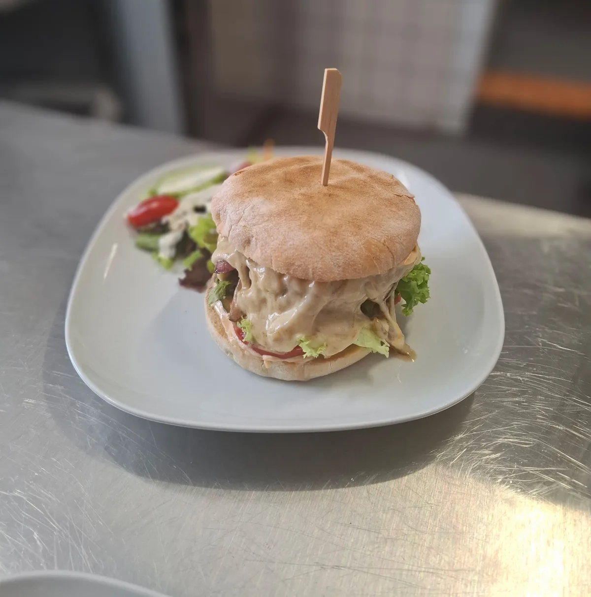 Burger maison au pain rustique et sauce fondue — La Grillade Fagnarde