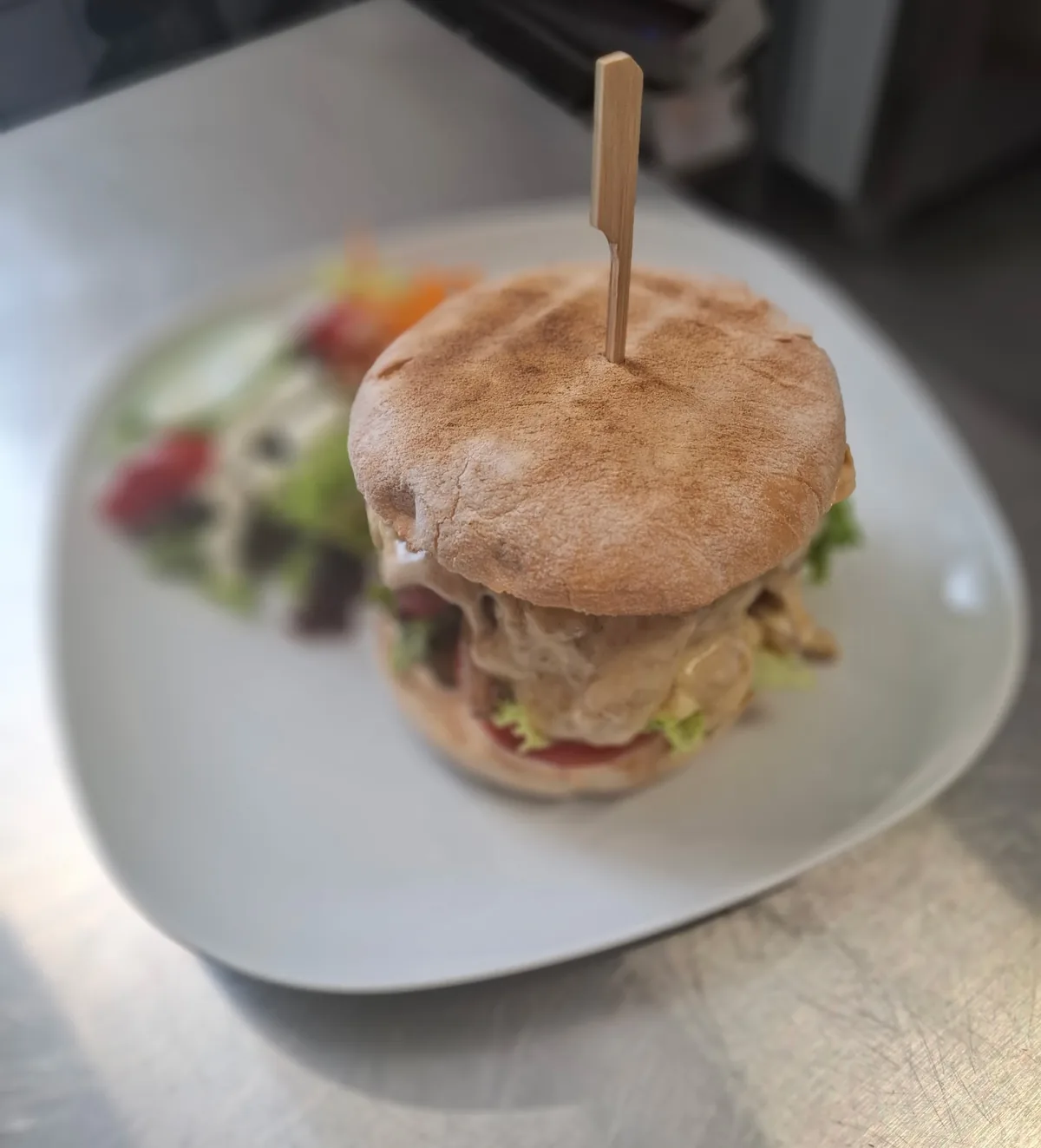 Burger maison et sa salade fraîche