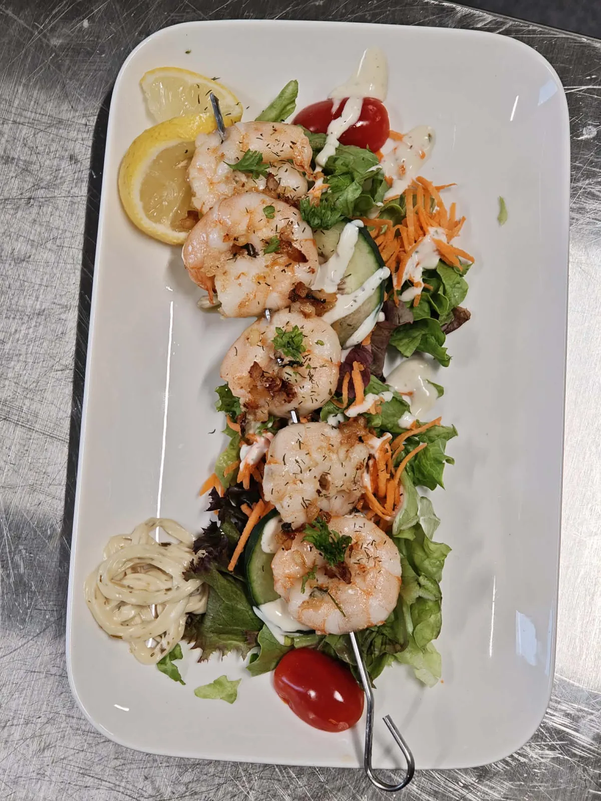 Brochette de scampis grillés et salade fraîche — La Grillade Fagnarde