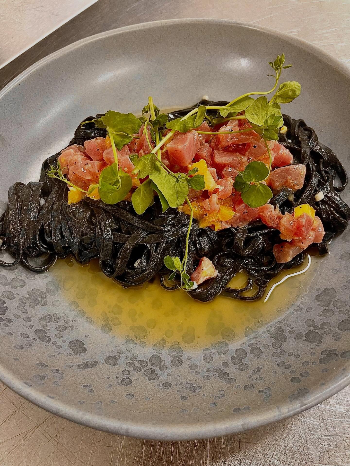 Tagliatelles à l'encre de seiche, tartare de thon