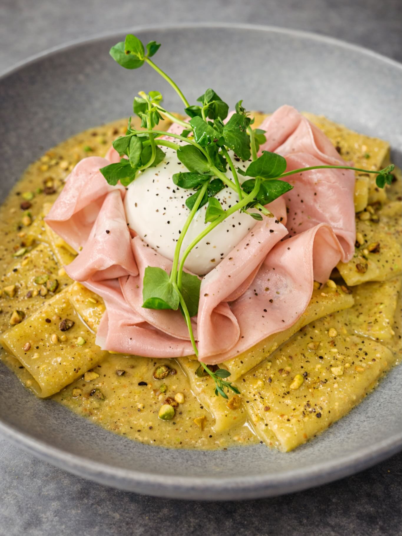 Paccheri à la crème de pistache et mortadelle