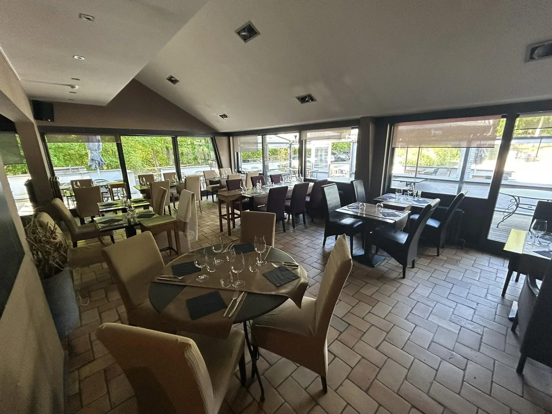 La salle de L'Eperon Restaurant à Liège — Rue du Vieux Frêne 21