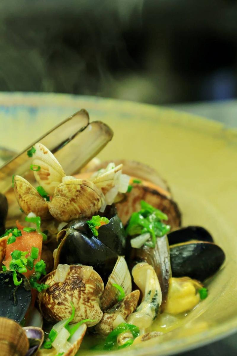 Sautées de coquillages, ail et fines herbes