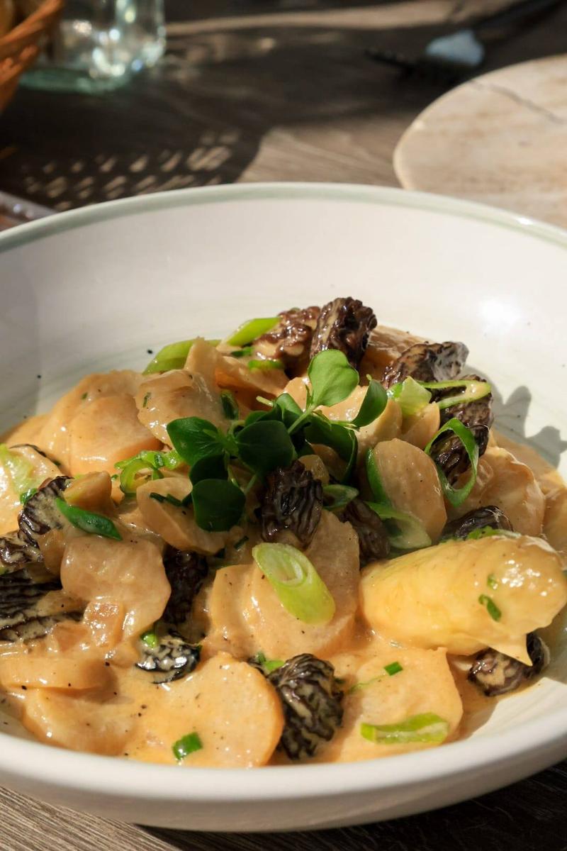 Poêlée d'asperges blanches et morilles